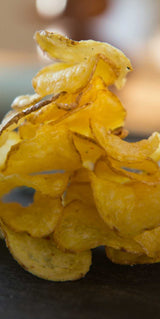 Goldgelbe Kesselchips