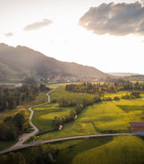 Sonnenuntergang im Allgäu, Natur, Felder und Berge. Die Herkunft von Lisas Bio-Kesselchips